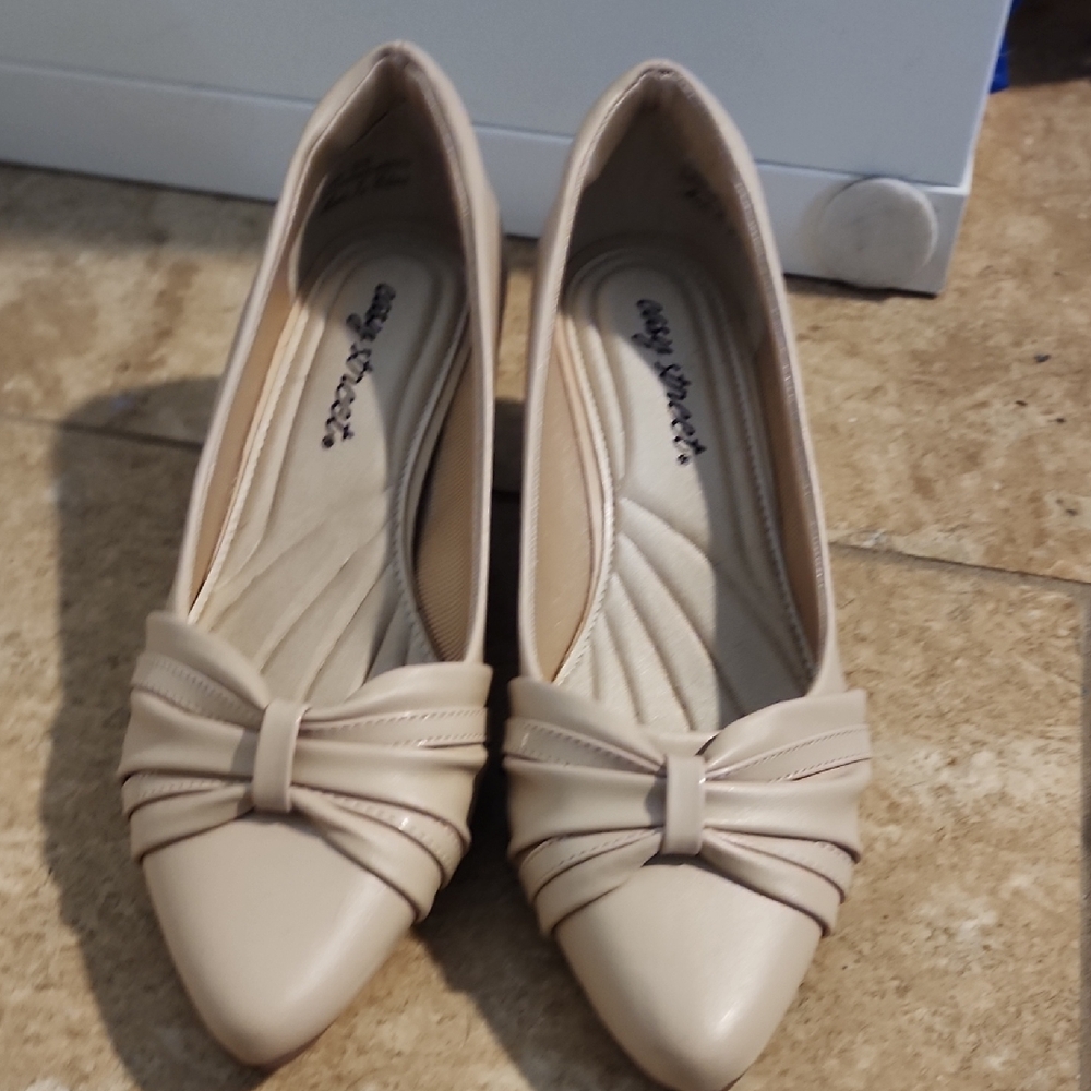 Easy Street Women's Tan Bow Flats